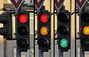 La Primera vez que se usó un semáforo para controlar el tráfico, fue en Londres