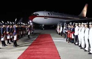Los reyes de España tuvieron que esperar una hora para bajar del avión en Argentina