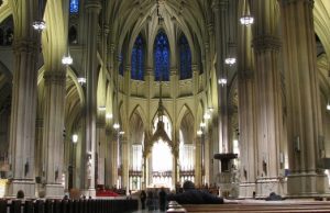Detienen a un hombre con dos bidones de gasolina en la catedral de San Patricio de Nueva York