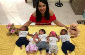 Madre latina sale con quintillizos del hospital en Nueva York