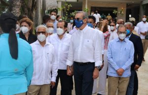 Presidente Luis Abinader visita hotel Casa Marina Beach & Reef