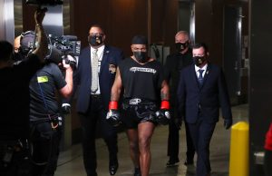 Mike Tyson brilló en la exhibición ante Roy Jones Jr.