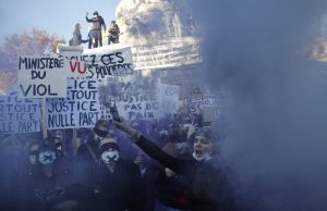 Multitudinaria protesta en contra de la violencia de las fuerzas de seguridad en París