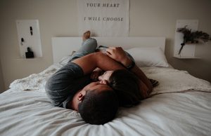Trucos para disfrutar de los juguetes sexuales en pareja en la cama