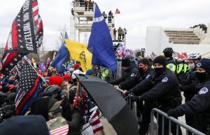 Irrumpen en el Capitolio de EE.UU. Logran dentener la sesión sobre la victoria de Biden