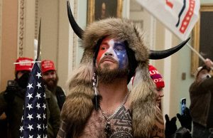 El chamán detenido por el asalto al Capitolio