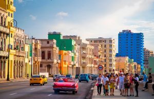 Menos vuelos y caras estadías en hoteles, estrategia de Cuba