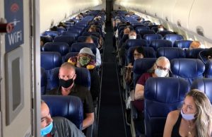 Los viajeros que se nieguen a usar una máscara en aeropuertos, en autobuses y estaciones de tren, enfrentaran multas hasta $ 1,500