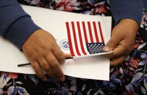 Joe Biden retirará el castigo financiero impuesto a los inmigrantes que patrocinan a sus familiares.