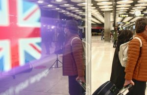 Las reservas de los británicos se disparan tras el anuncio de desescalada de Boris Johnson
