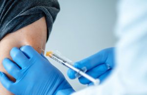 Después de vacunarte contra la COVID-19, ¿qué puedes hacer sin correr riesgos?