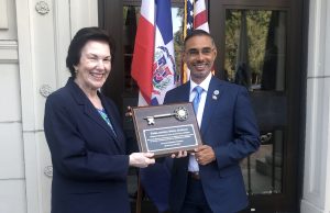 Embajadora dominicana en EEUU recibe llave de la ciudad de Lawrence