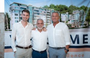 Cofresí Hills presenta modernos apartamentos con presencia de agencias inmobiliarias y entidades relacionadas con el turismo.