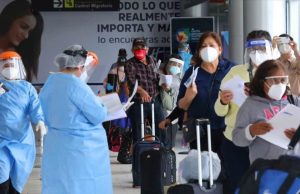 Nuevas olas de COVID-19 obligan a mantener las restricciones de viaje