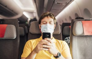IATA llama a retirar la obligación del uso de mascarillas en los vuelos