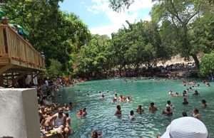 Vacacionistas abarrotan balneario Las Marías en Neyba