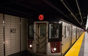 Un objeto no identificado provocó que un tren de la Línea 7 hacia Manhattan se detuviera intempestivamente