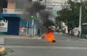 Quema de neumáticos (huelga) y poco tránsito en inicio de paro en Santiago