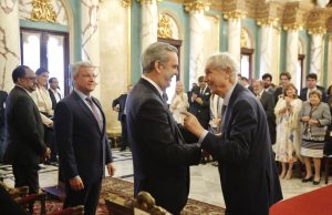 Gabriel Escarrer Juliá recibe la máxima condecoración de la República Dominicana, la Medalla de la Orden del Mérito Duarte, Sanchez y Mella, de manos del Presidente Luis Abinader