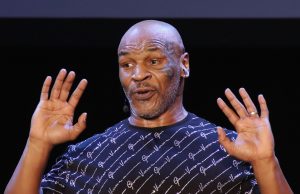 Mike Tyson, golpeó este miércoles en repetidas ocasiones la cara de un pasajero de avión que no lo dejaba en paz