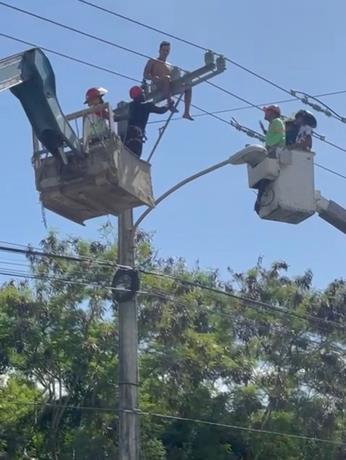 socorristas-evitan-que-venezolano-se-lanzara-de-un-poste-del-tendido-electrico-en-cabarete