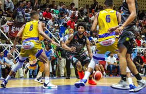 Gilwan Nelson guía a los Sosúa Sharks en la semifinal B del basket de Puerto Plata