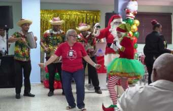 Desarrollo de la Comunidad celebra colorida fiesta navideña para sus empleados.