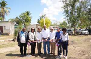 Gobierno lleva luz a 47 familias del Batey Don López en Hato Mayor