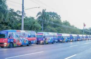 Ministerio de la Juventud entrega 50 modernos autobuses que beneficiarán a más de 56,000 jóvenes