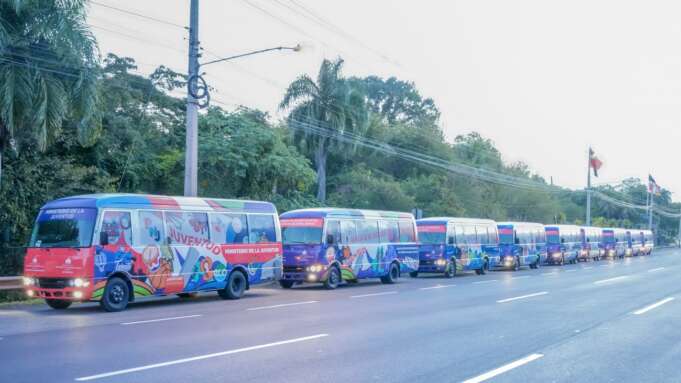 Ministerio de la Juventud entrega 50 modernos autobuses que beneficiarán a más de 56,000 jóvenes