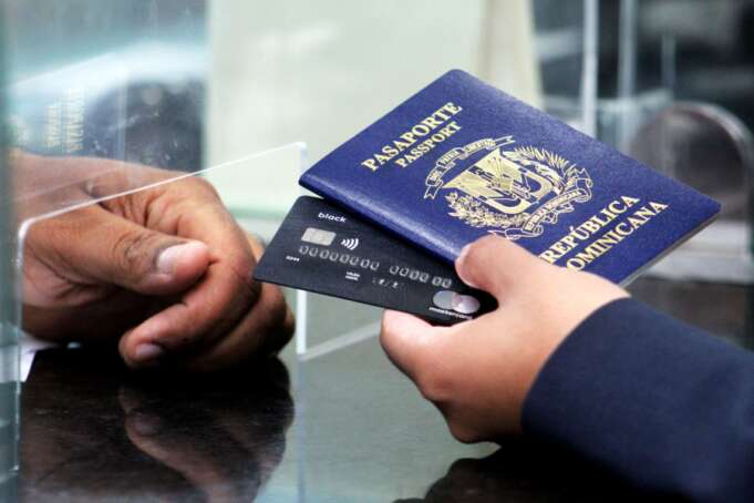 Once empresas deciden participar en licitación de libretas de pasaportes