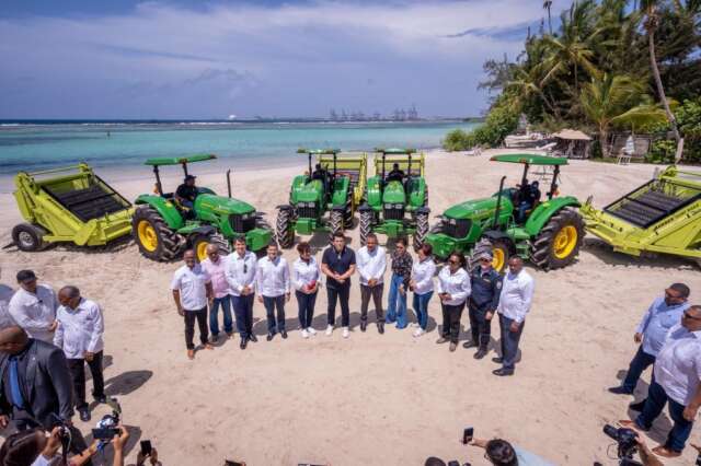 Entrega equipos limpieza playas