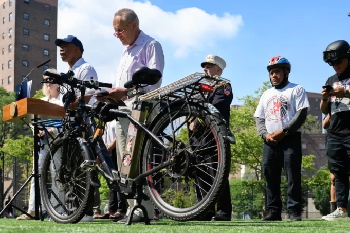 La Ciudad de Nueva York anuncia que se invertirán $25 millones en fondos federales, para instalar 173 estaciones de carga para bicicletas eléctricas