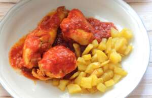 Pollo con tomate y cerveza.