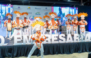 Los Taimáscaros identidad puertoplateña presente en el foro empresarial.