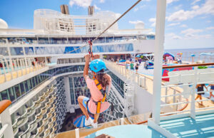 Oasis of the Seas cuenta con una tirolina para los amantes de la adrenalina.