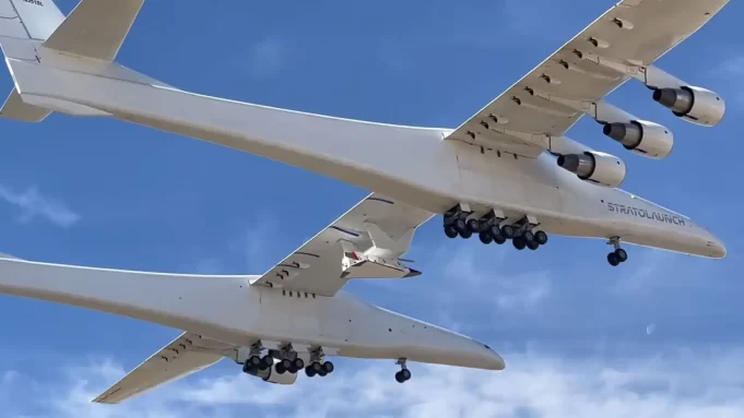 El avión hipersónico más grande del mundo de la compañía Stratolaunch realiza su primer vuelo de prueba.