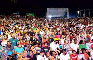 Steffany Constanza pone a vibrar con sus canciones un Anfiteatro repleto en el cierre del Carnaval Puerto Plata 2024.