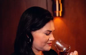 Jassil Villanueva la primera mujer en formar parte del selecto grupo de maestros roneros.