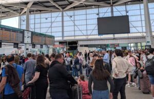El apagón eléctrico afecta al transporte aéreo y ferroviario en España: 344 vuelos cancelados y más de 35.000 pasajeros atrapados en trenes