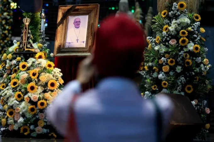 Multitud de fieles se aglomeran para ultimo adios al papa Francisco
