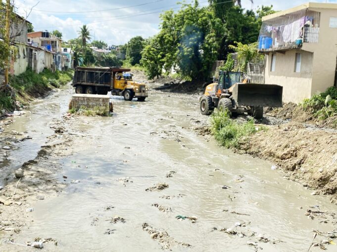 Alcalde Roquelito García encabeza operativo de limpieza de ríos y cañadas para prevenir inundaciones en Puerto Plata