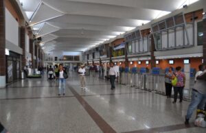Migración del AILA Advierte Sanciones a Aerolíneas por No Exigir el E-Ticket a Pasajeros