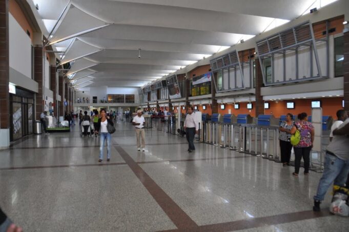 Migración del AILA Advierte Sanciones a Aerolíneas por No Exigir el E-Ticket a Pasajeros