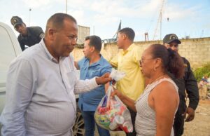 Alcalde de Puerto Plata, Roquelito García, Entrega Raciones Alimenticias a Familias Vulnerables