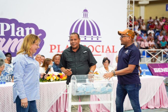 ALCALDE PARTICIPÓ EN ENTREGA DE REGALOS POR EL DÍA DE LAS MADRES JUNTO A AUTORIDADES Y PLAN SOCIAL EN PUERTO PLATA