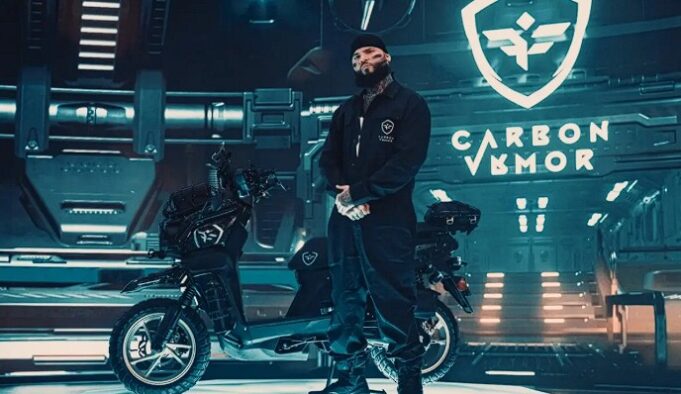 Farruko lanza su línea exclusiva de motocicletas: Carbon Armor Scooter