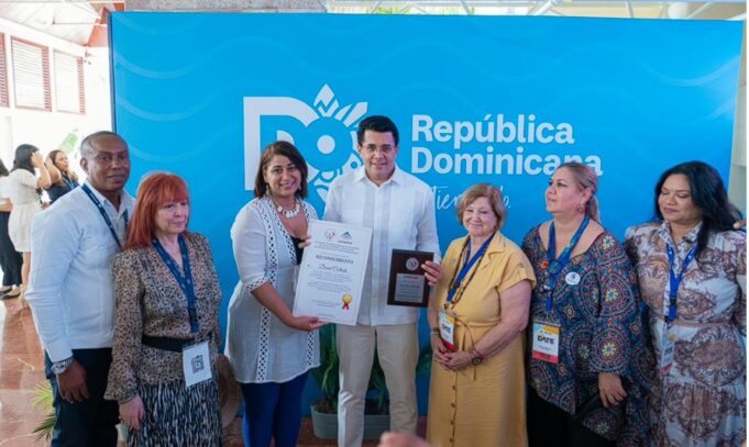 FIPETUR y ADOMPRETUR reconocen al ministro David Collado por su liderazgo y compromiso con el turismo dominicano