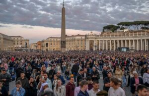 Humo Negro Señala que Cardenales No Eligen Papa en la Primera Jornada del Cónclave