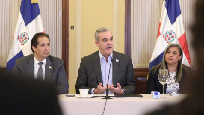 Presidente Luis Abinader reconoce a médicos forenses por histórica labor en tragedia del Jet Set